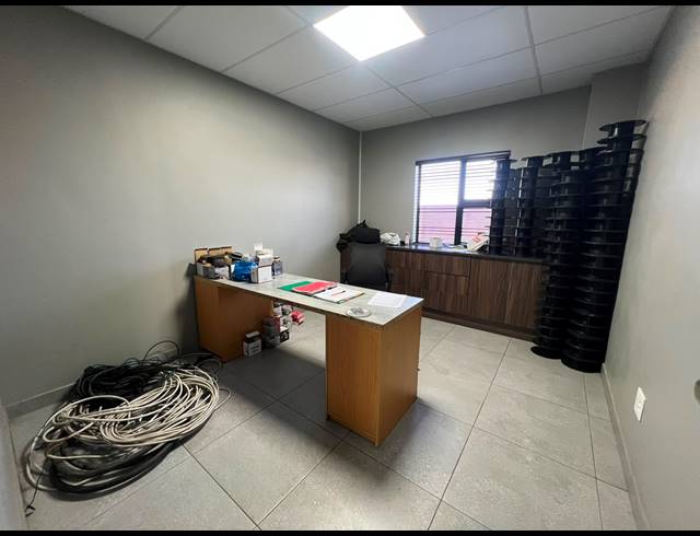 5,646M² WAREHOUSE TO LET IN KNOPJESLAAGTE